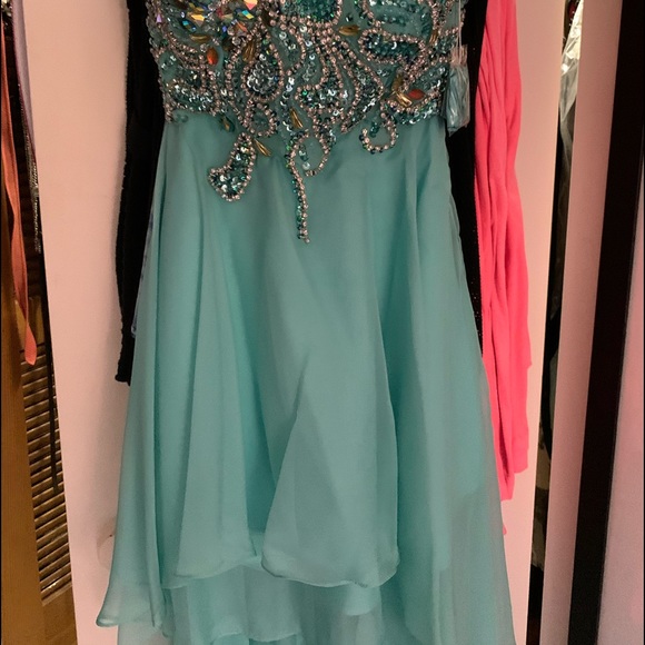 Size 4 NWT short in front longer in the back - Picture 2 of 4